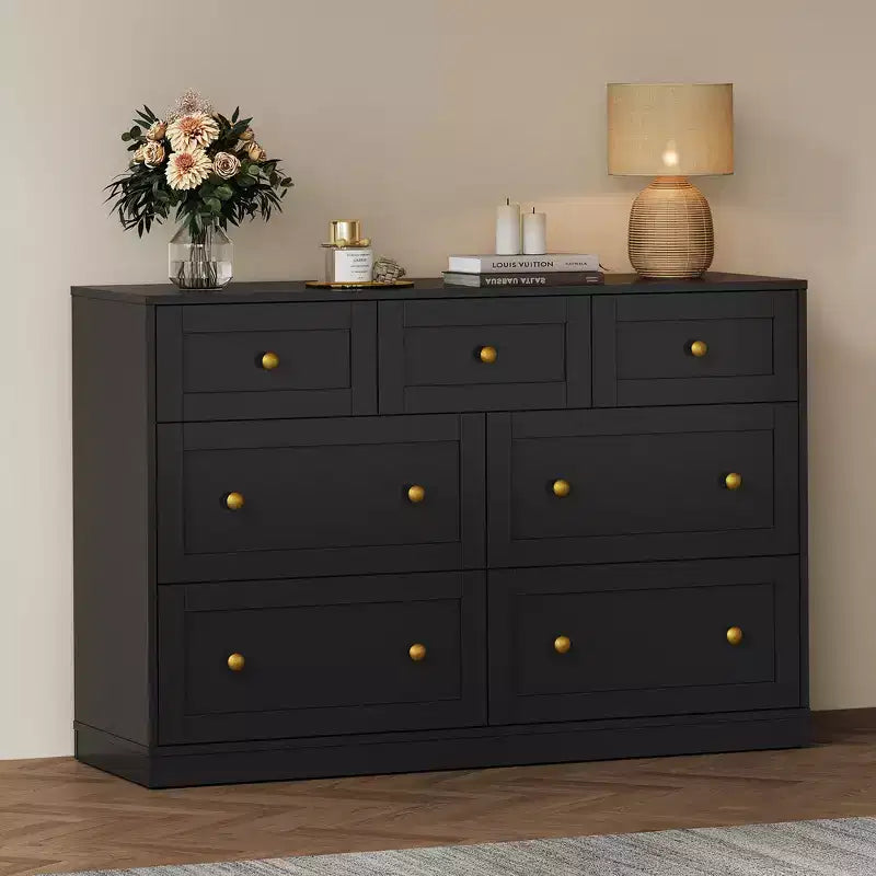 Commode à 7 tiroirs avec poignées dorées – 119 cm (L) x 80,5 cm (H), capacité supérieure de 90 kg, anti-basculement, beige/noir