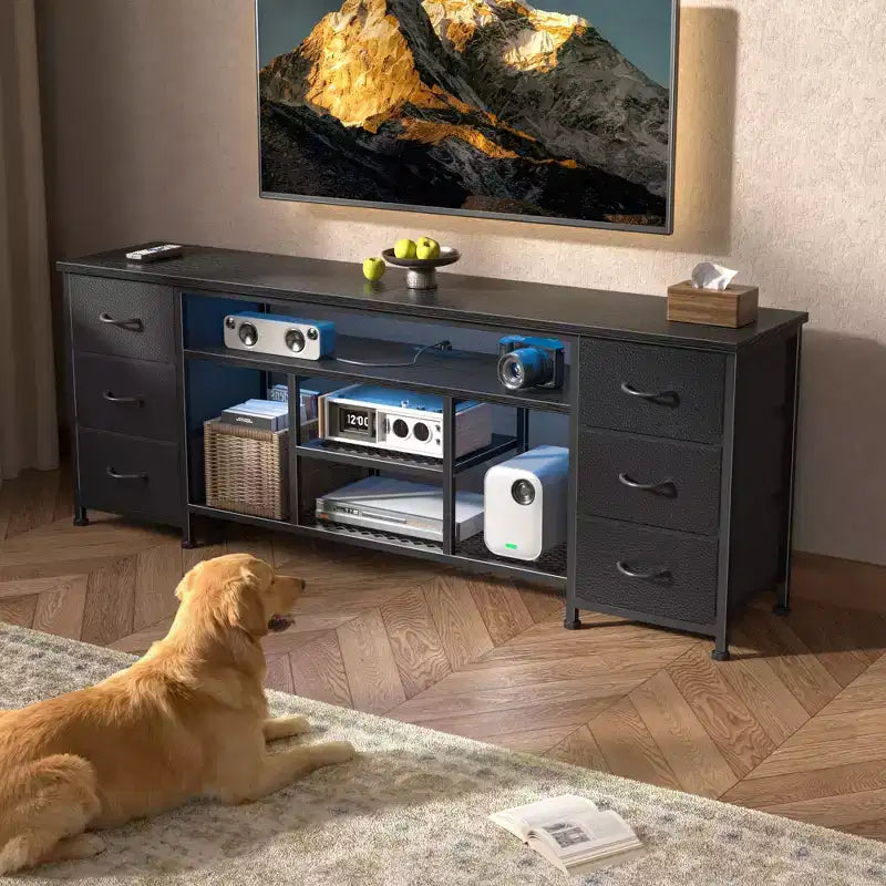Commode de meuble TV 63" avec lumières LED et station de recharge – 6 tiroirs en tissu, convient aux téléviseurs jusqu'à 70"