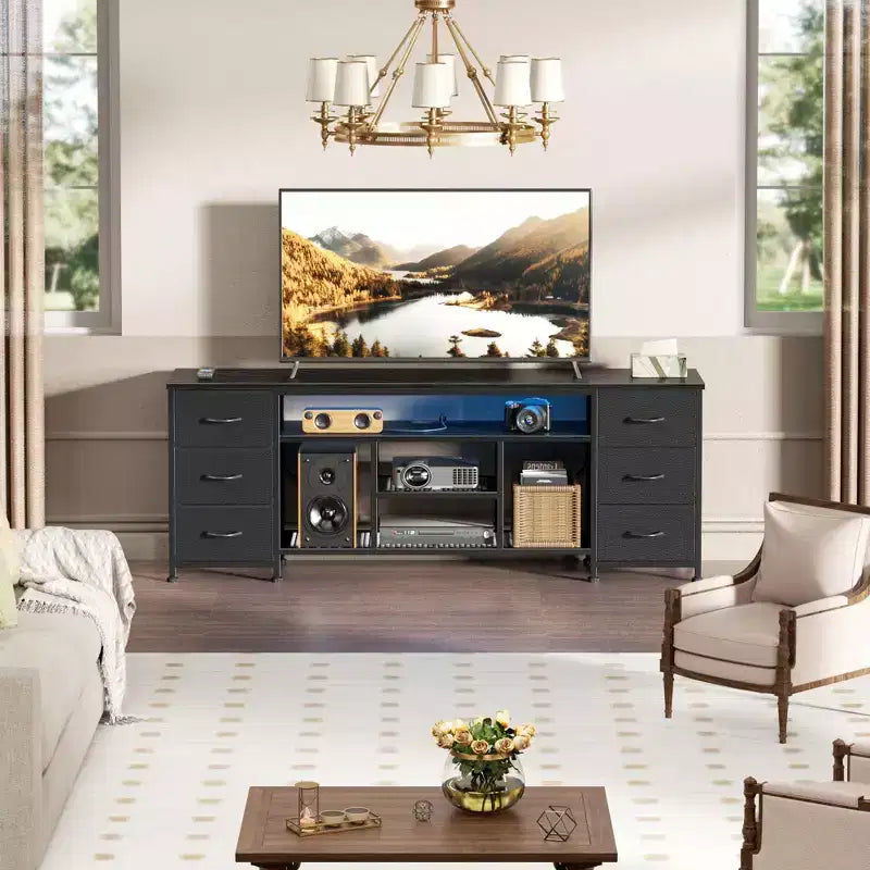 Commode de meuble TV 63" avec lumières LED et station de recharge – 6 tiroirs en tissu, convient aux téléviseurs jusqu'à 70"
