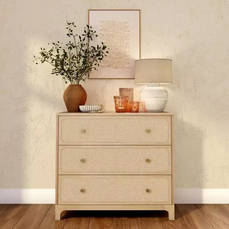 Commode à 3 tiroirs avec façades en rotin et poignées en laiton – Cadre en pin massif, 94 cm (L) x 84 cm (H)