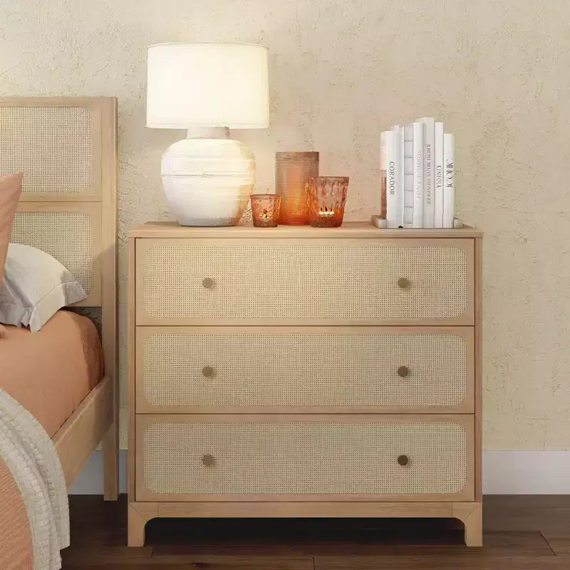 Commode à 3 tiroirs avec façades en rotin et poignées en laiton – Cadre en pin massif, 94 cm (L) x 84 cm (H)