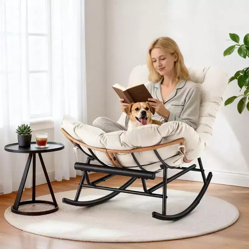 Fauteuil Papasan à bascule avec coussin épais, repose-pieds en métal et cadre en rotin PE – Intérieur/Extérieur