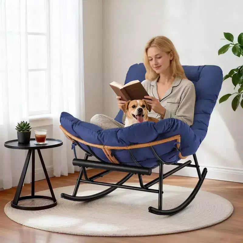 Fauteuil Papasan à bascule avec coussin épais, repose-pieds en métal et cadre en rotin PE – Intérieur/Extérieur