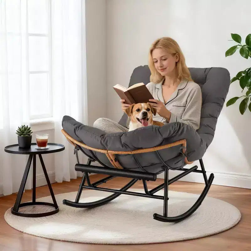 Fauteuil Papasan à bascule avec coussin épais, repose-pieds en métal et cadre en rotin PE – Intérieur/Extérieur