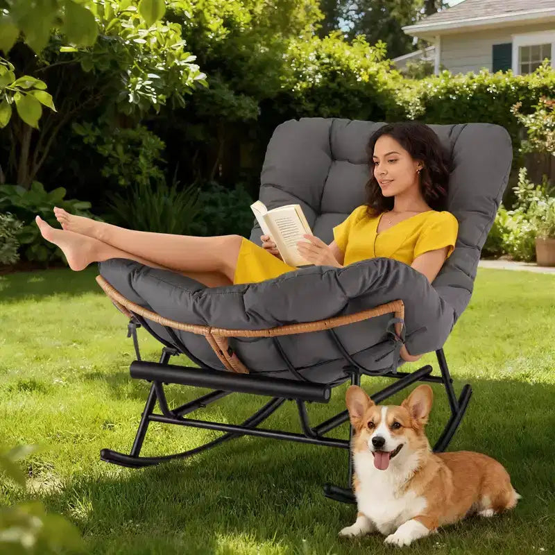Fauteuil Papasan à bascule avec coussin épais, repose-pieds en métal et cadre en rotin PE – Intérieur/Extérieur