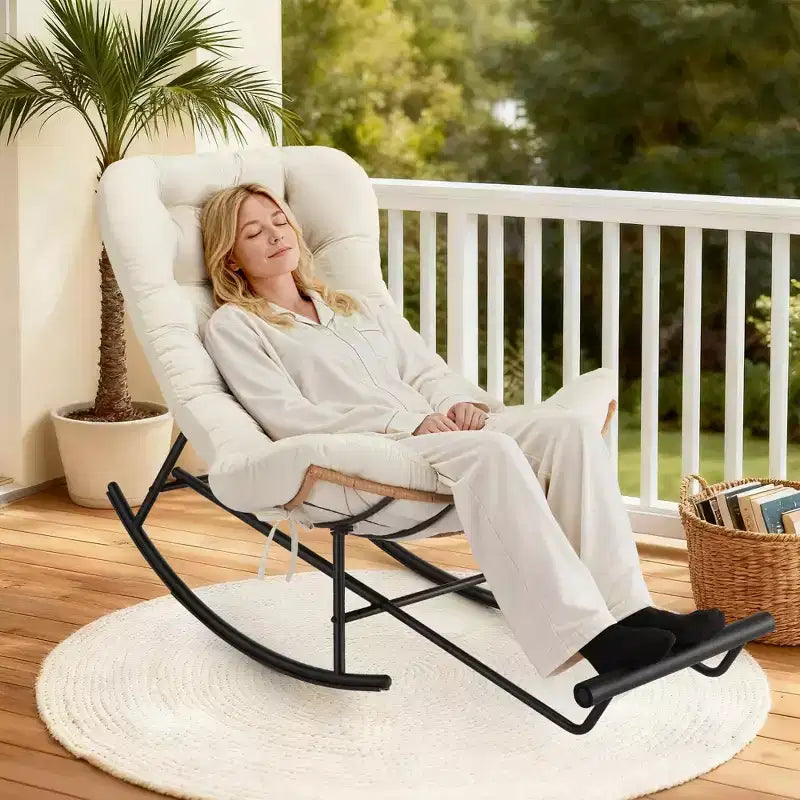 Fauteuil Papasan à bascule avec coussin épais, repose-pieds en métal et cadre en rotin PE – Intérieur/Extérieur