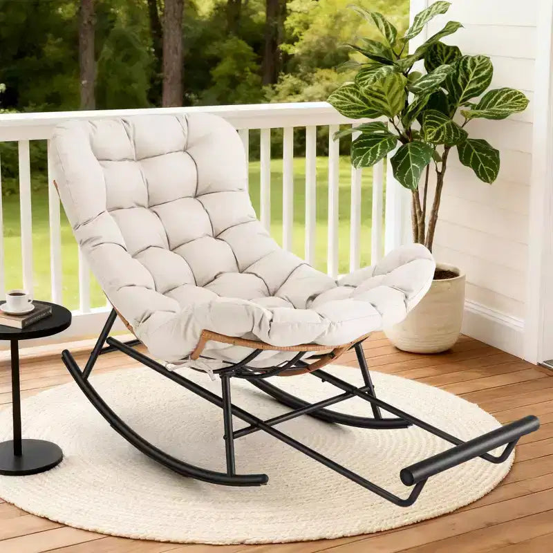 Fauteuil Papasan à bascule avec coussin épais, repose-pieds en métal et cadre en rotin PE – Intérieur/Extérieur