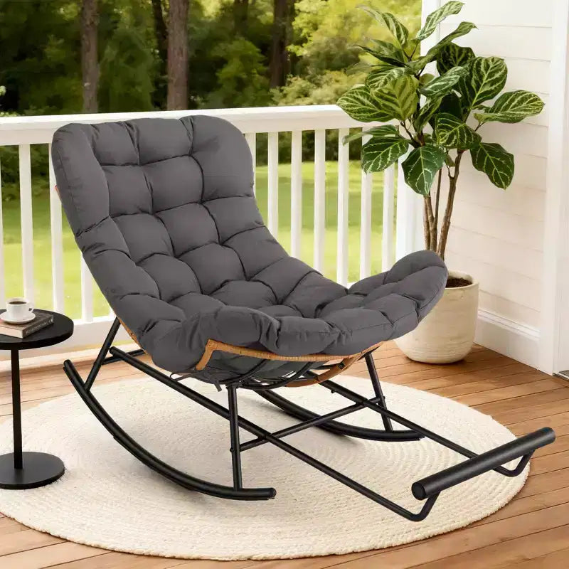 Fauteuil Papasan à bascule avec coussin épais, repose-pieds en métal et cadre en rotin PE – Intérieur/Extérieur