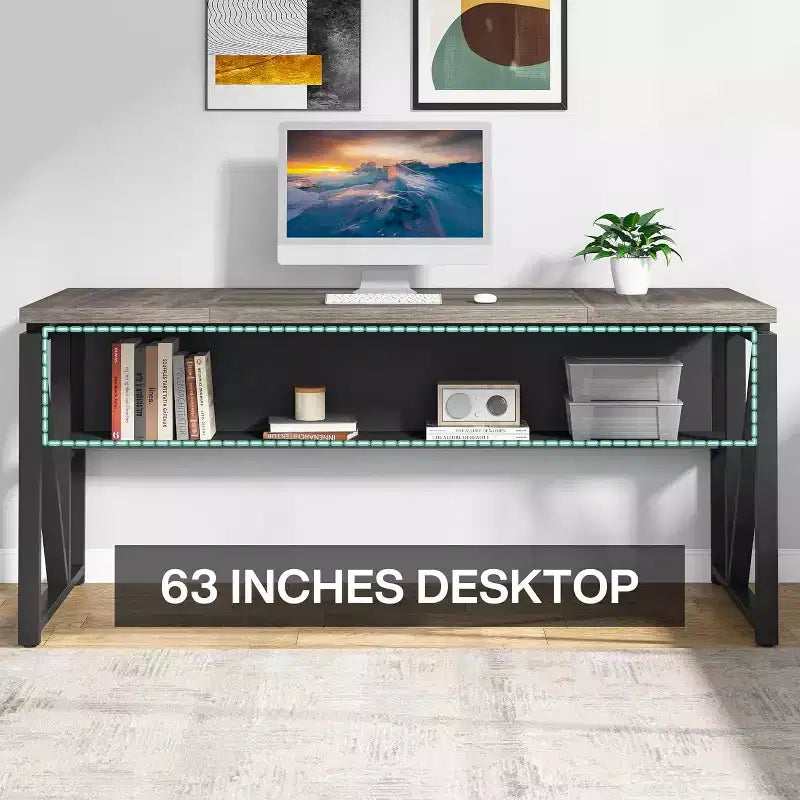 Bureau d'ordinateur de 63 po avec étagère de rangement inférieure et panneau métallique – Gris, noyer foncé et pieds en acier